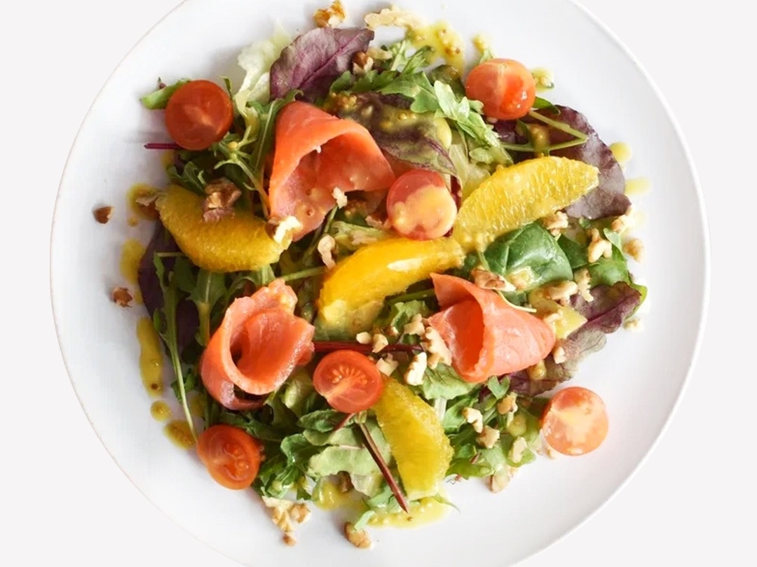 Зеленый салат с лососем и апельсиновым соусом