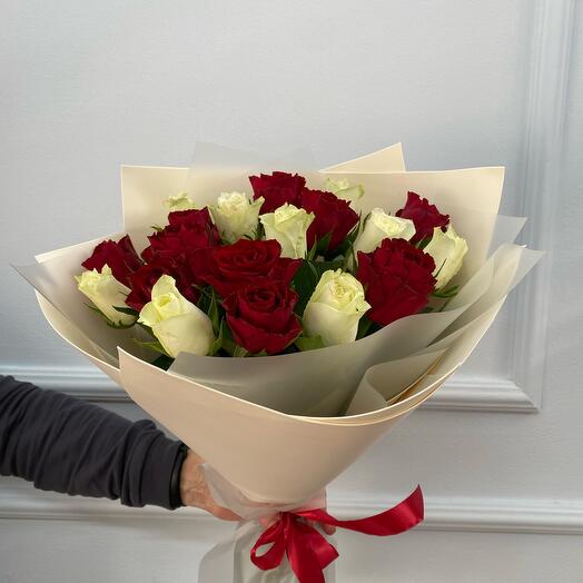 Букет из красных и белых роз
