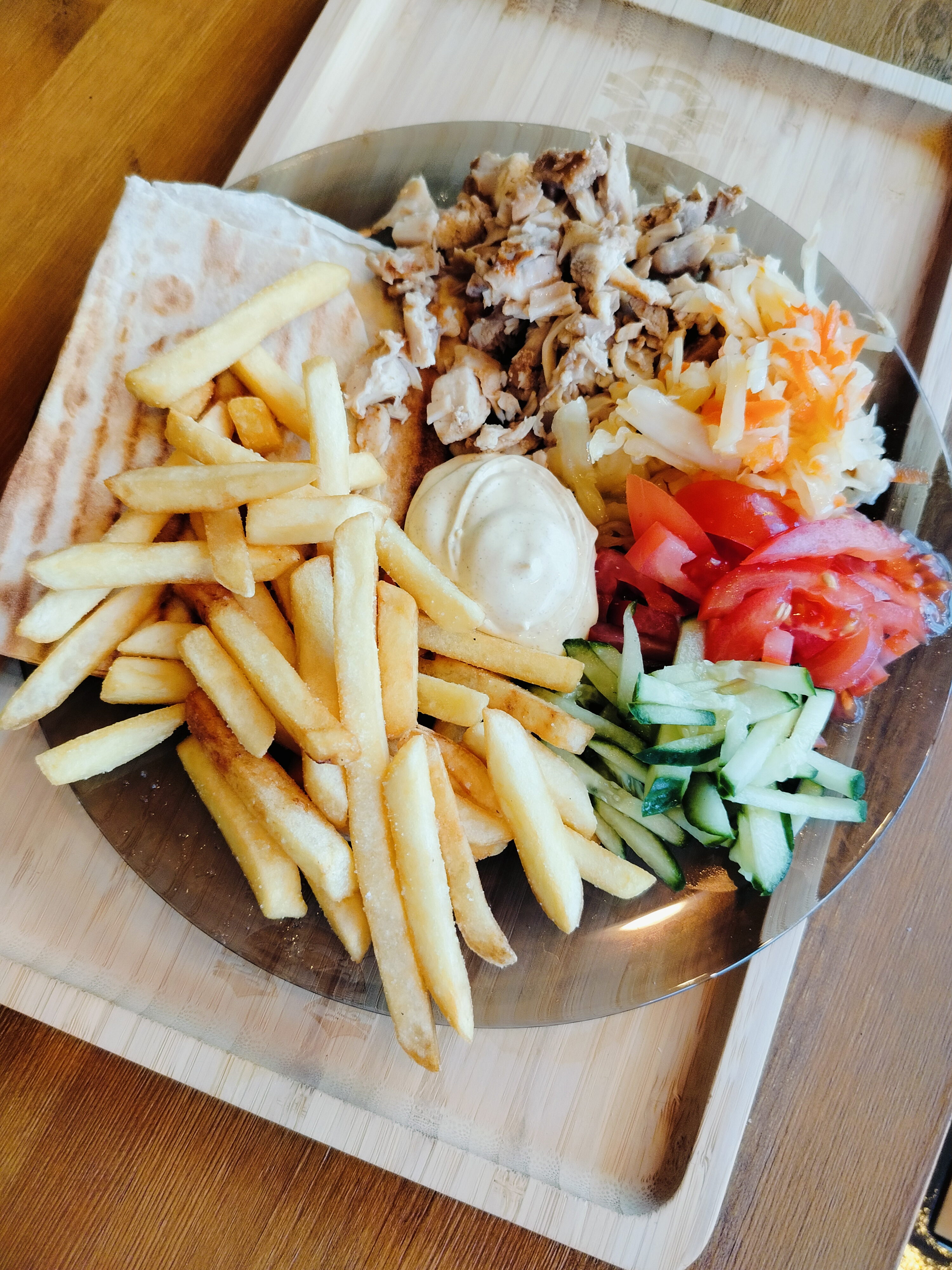 Шаурма с курицей на тарелке