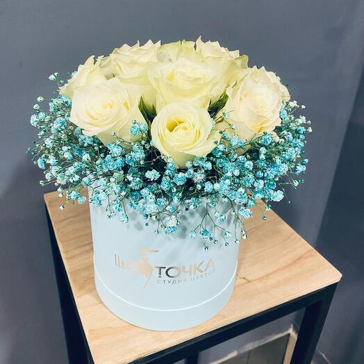 Розы с голубой гипсофилой в коробке