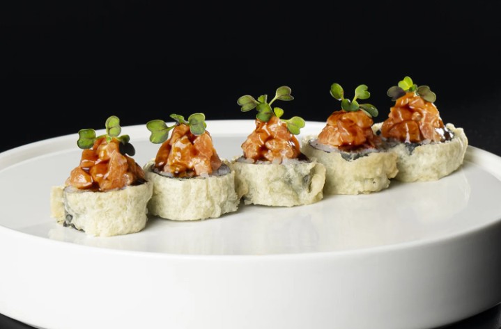 Ролл Темпура с Лососем спайси