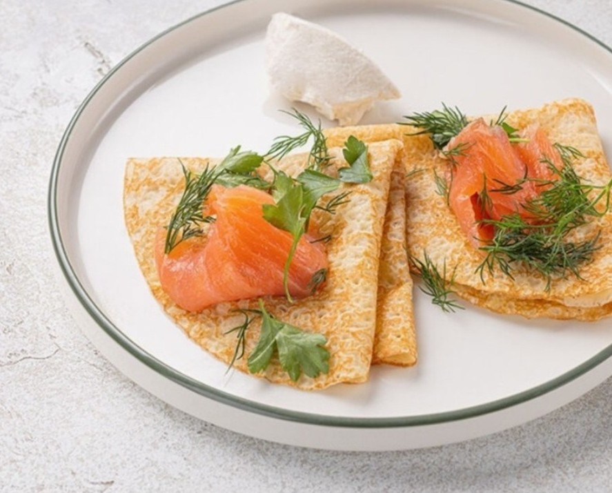 Блины с лососем и творожным кремом