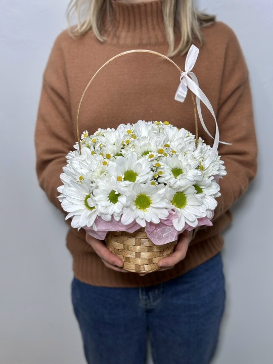 Корзинка с ромашками «Полевая»