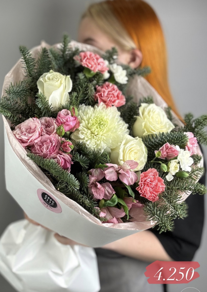 Букет с ветками датской ели (нобилиса)