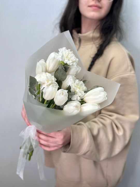 Букет с белыми тюльпанами ,диантусами и эвкалиптом