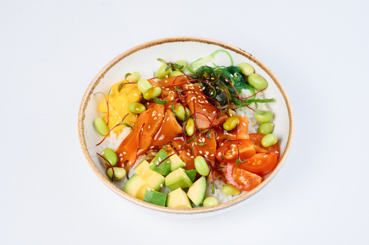 Боул с красной рыбой