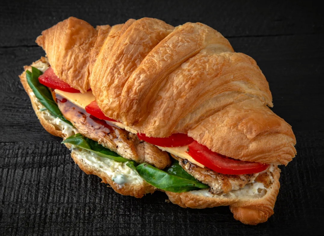 Круасан с курочкой и ананасом