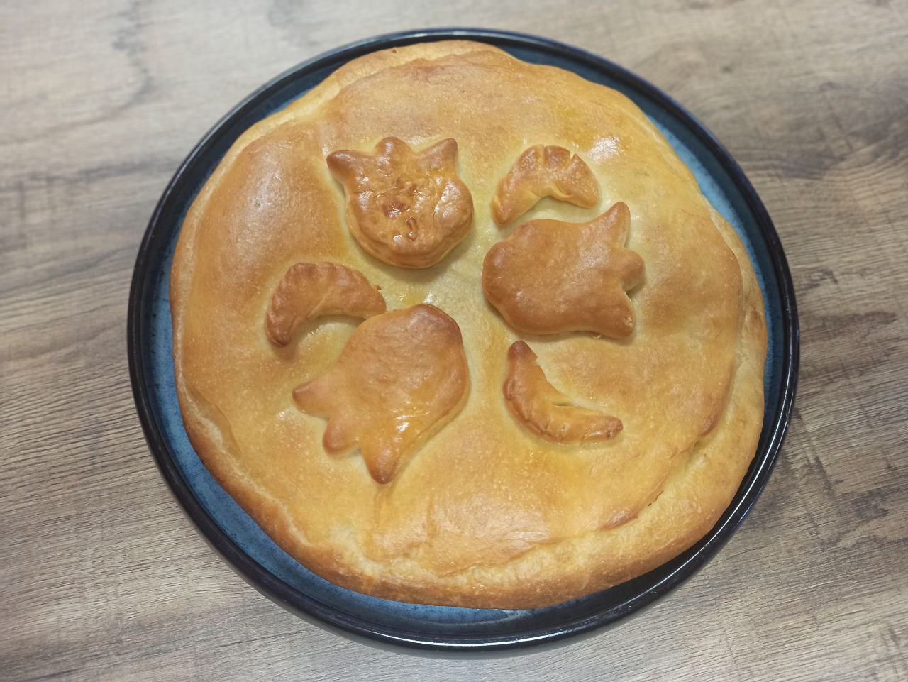 Пирог с колбасой и сыром, 500 гр