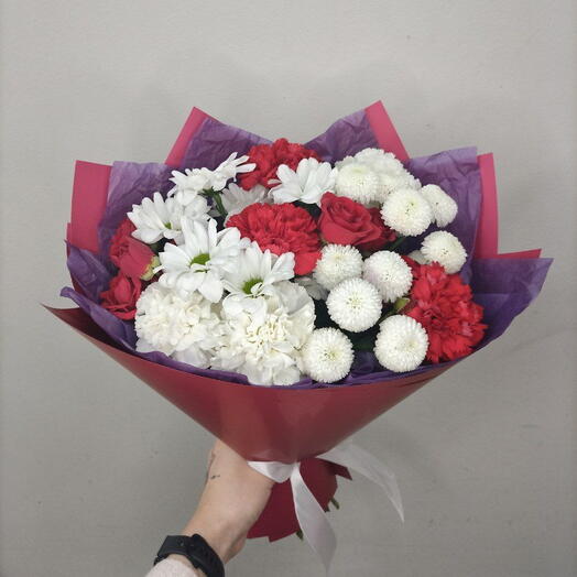 Букет с хризантемой и гвоздикой