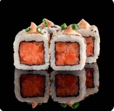 Ролл из лосося с соусом Спайси