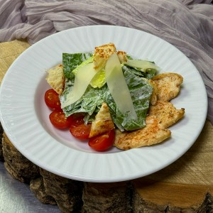 Салат цезарь с курицей гриль