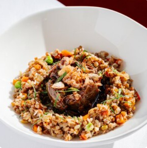 Говяжьи щёчки с томлёной гречей