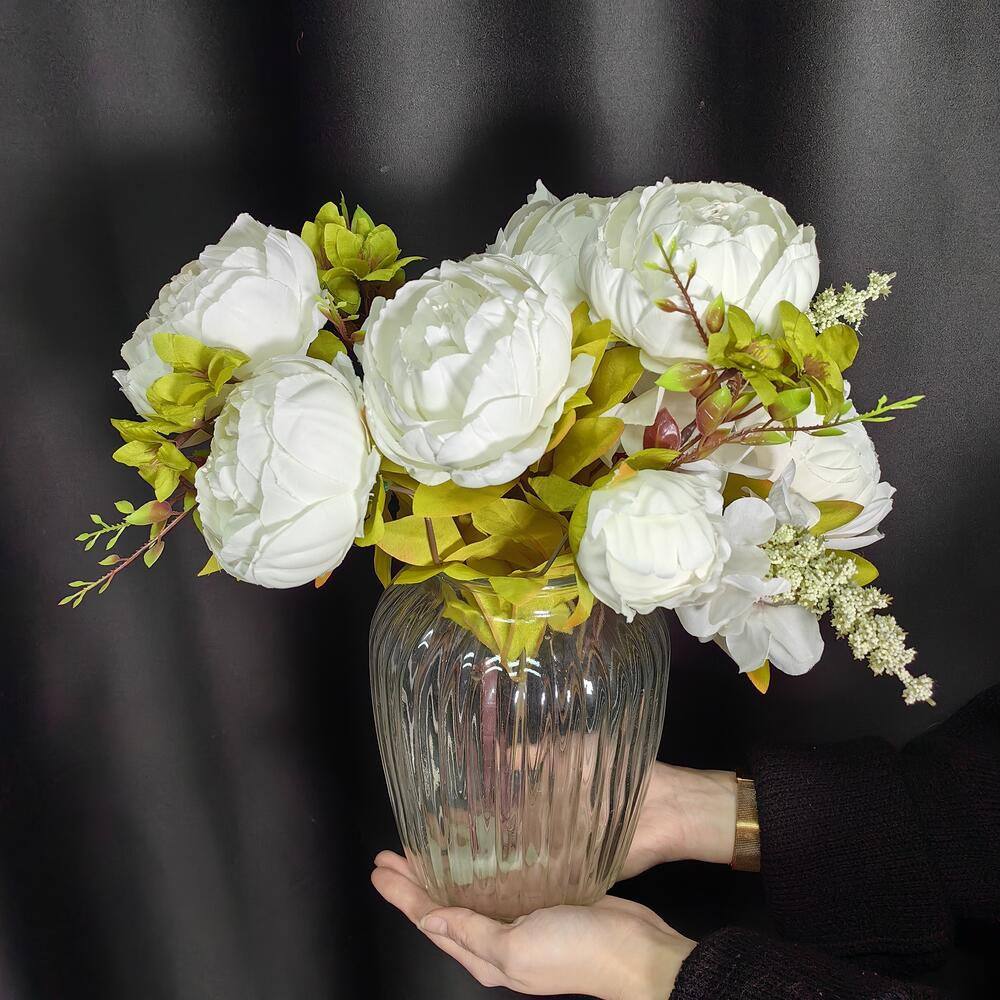 Букет из белых пионов искусственных в вазе