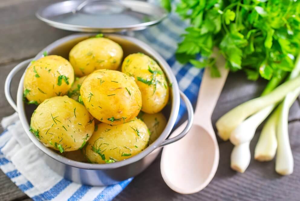 Картофель отварной с зеленью