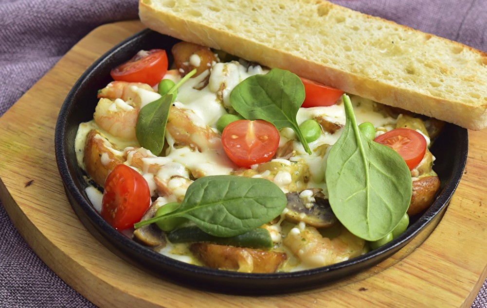 Горячая сковородка с лососем и креветками