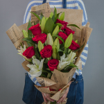 Букет 5 лилий и 9 красных роз