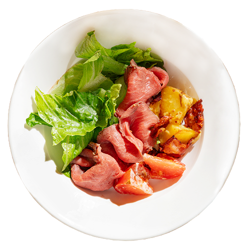 Теплый салат с ростбифом, беконом, картофелем и томатами