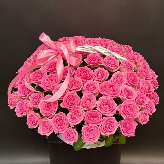 Корзина с розовыми розами