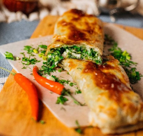 Слоеный пирог с зеленью и яйцом