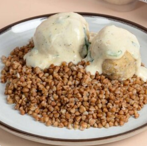 Ежики из индейки в сливочном соусе с гречкой