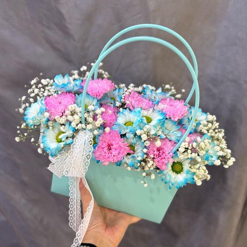 Букет из кустовых хризантем и гипсофилы в сумочке (к2046)