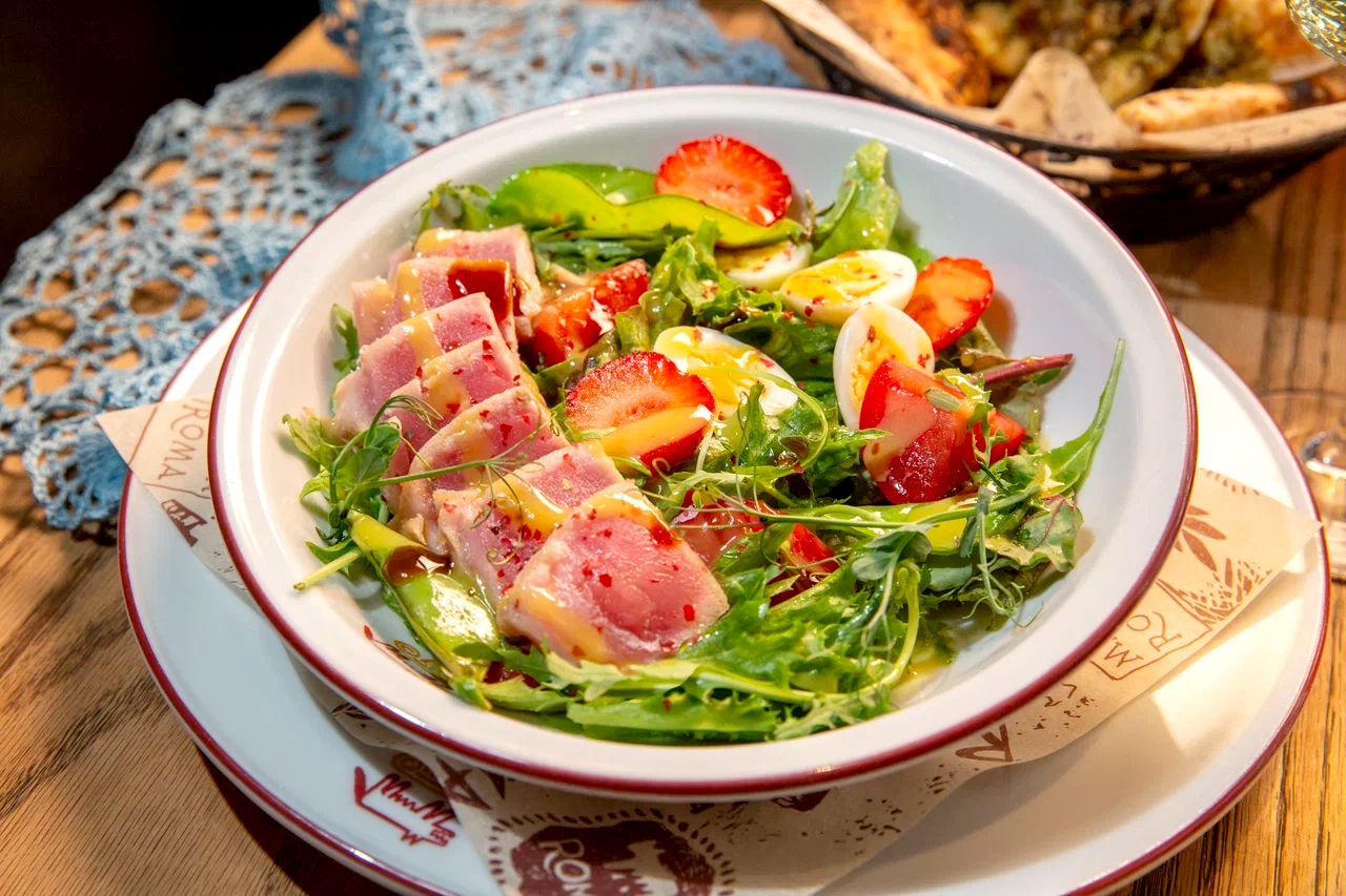 Салат с тунцом, клубникой и рукколой