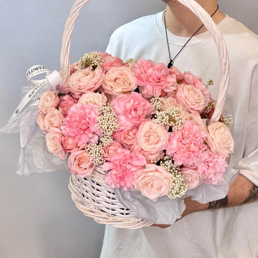 «Инсомния» Корзина с цветами из пионовидной кустовой розы и диантусов