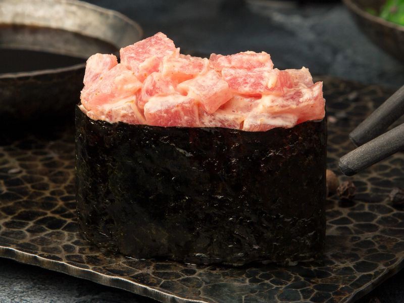 Гункан с тунцом (острый)