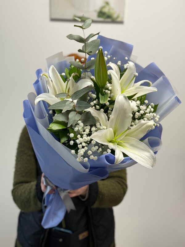 Букет из белой ароматной лилии с эвкалиптом и гипсофилой