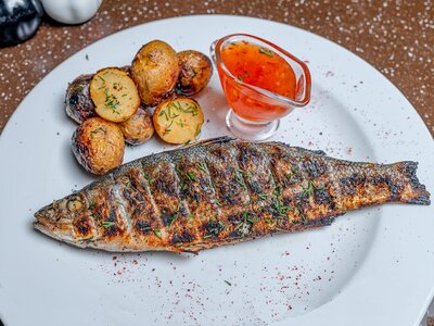 Сибас с картофелем на углях