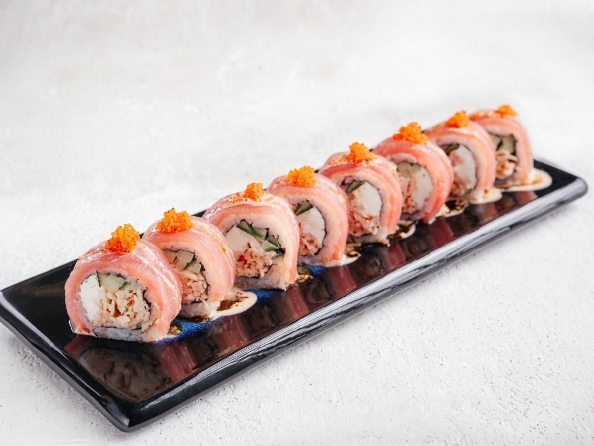 Ролл с крабом и тунцом в соусе понзу