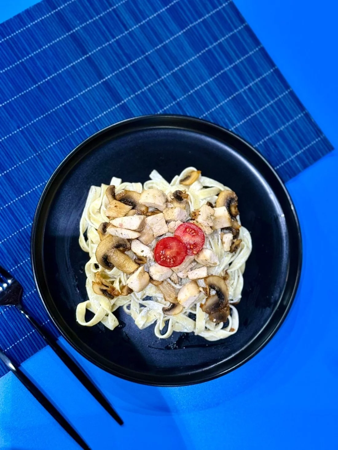 Паста с курицей и грибами