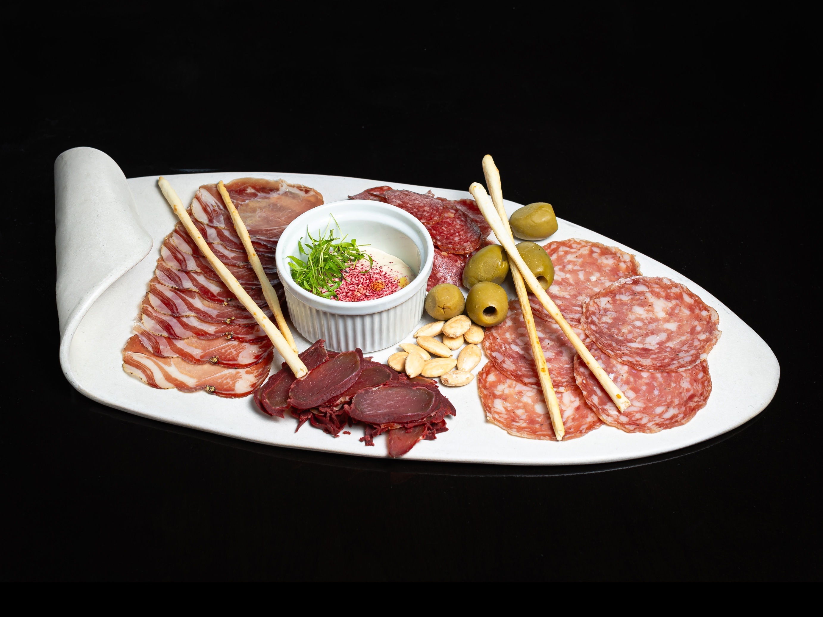 Колбасы и салями