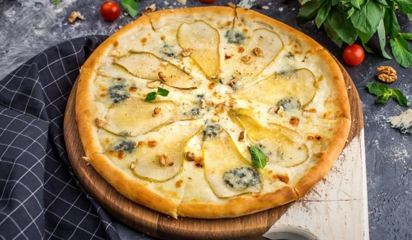 Пицца с грушей и горгонзолой