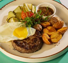 Бифштекс из говядины с яйцом и картофелем Беби