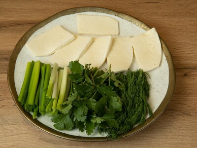 Ассорти из зелени с сыром