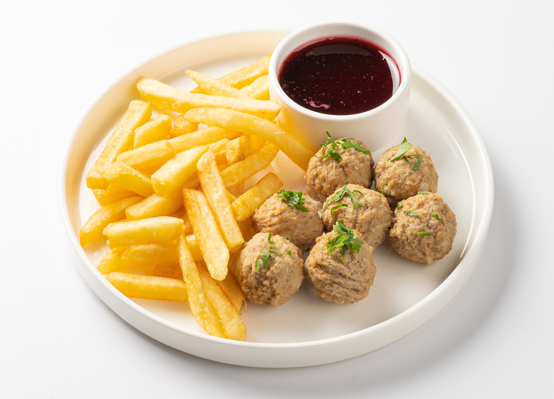Фрикадельки с картошкой фри и брусничным соусом
