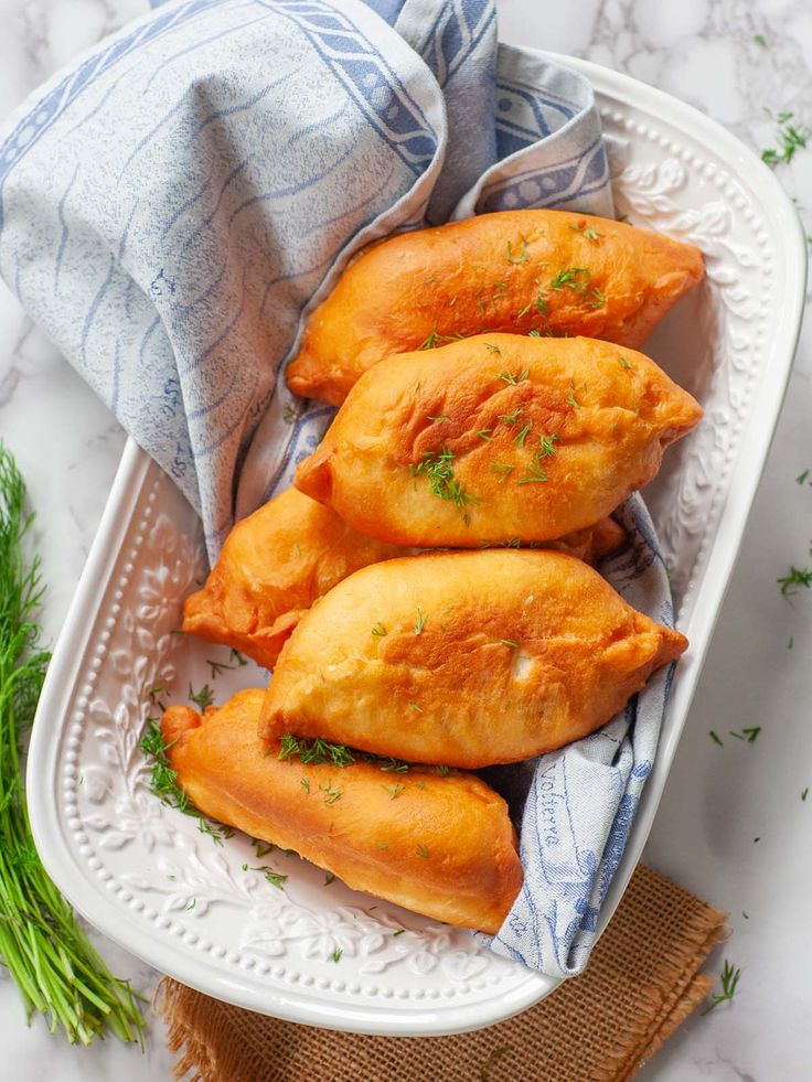 Пирог с картофелем и сосиской.