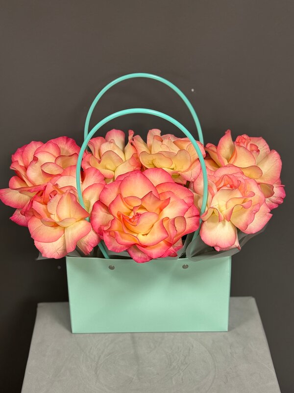 Сумочка из 7 французских роз