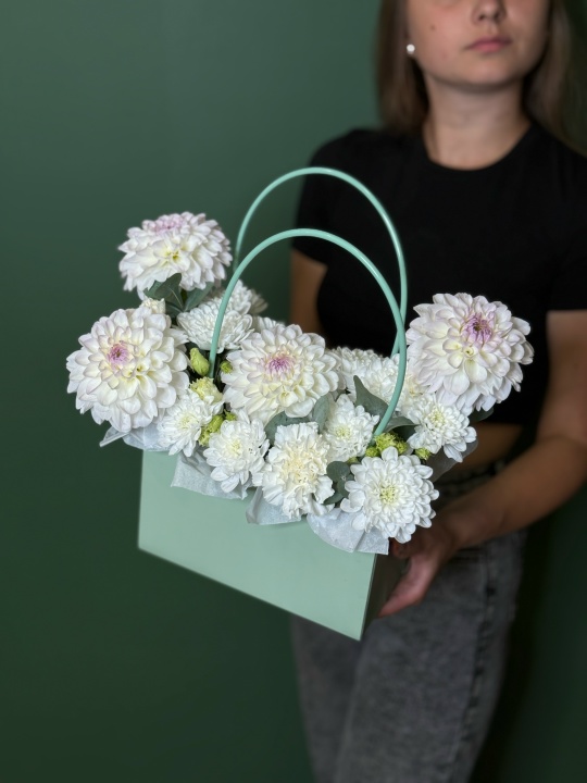 Сумочка с георгинами и хризантемой алтай с эвкалиптом