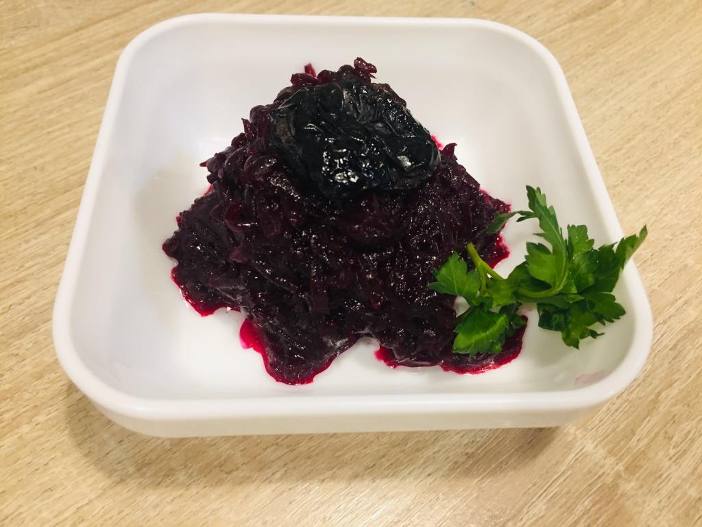 Салат из свеклы с черносливом и маслом
