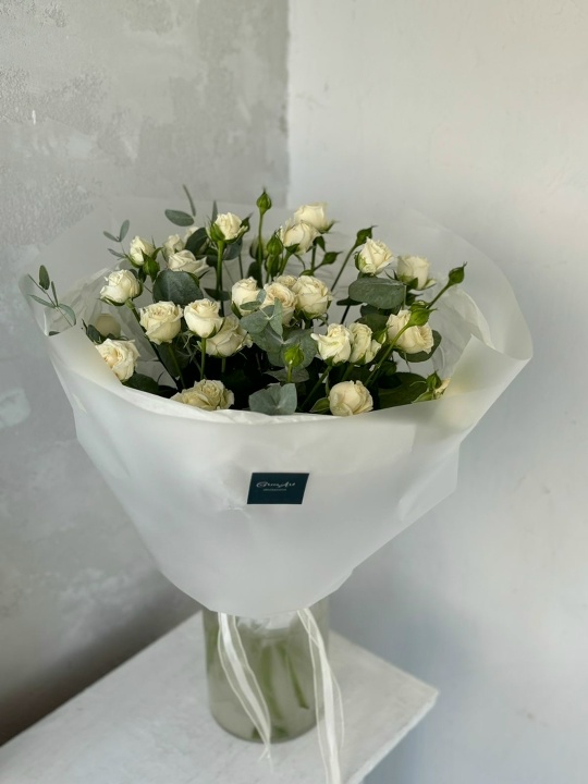 Воздушный букет кустовых роз с эвкалиптом