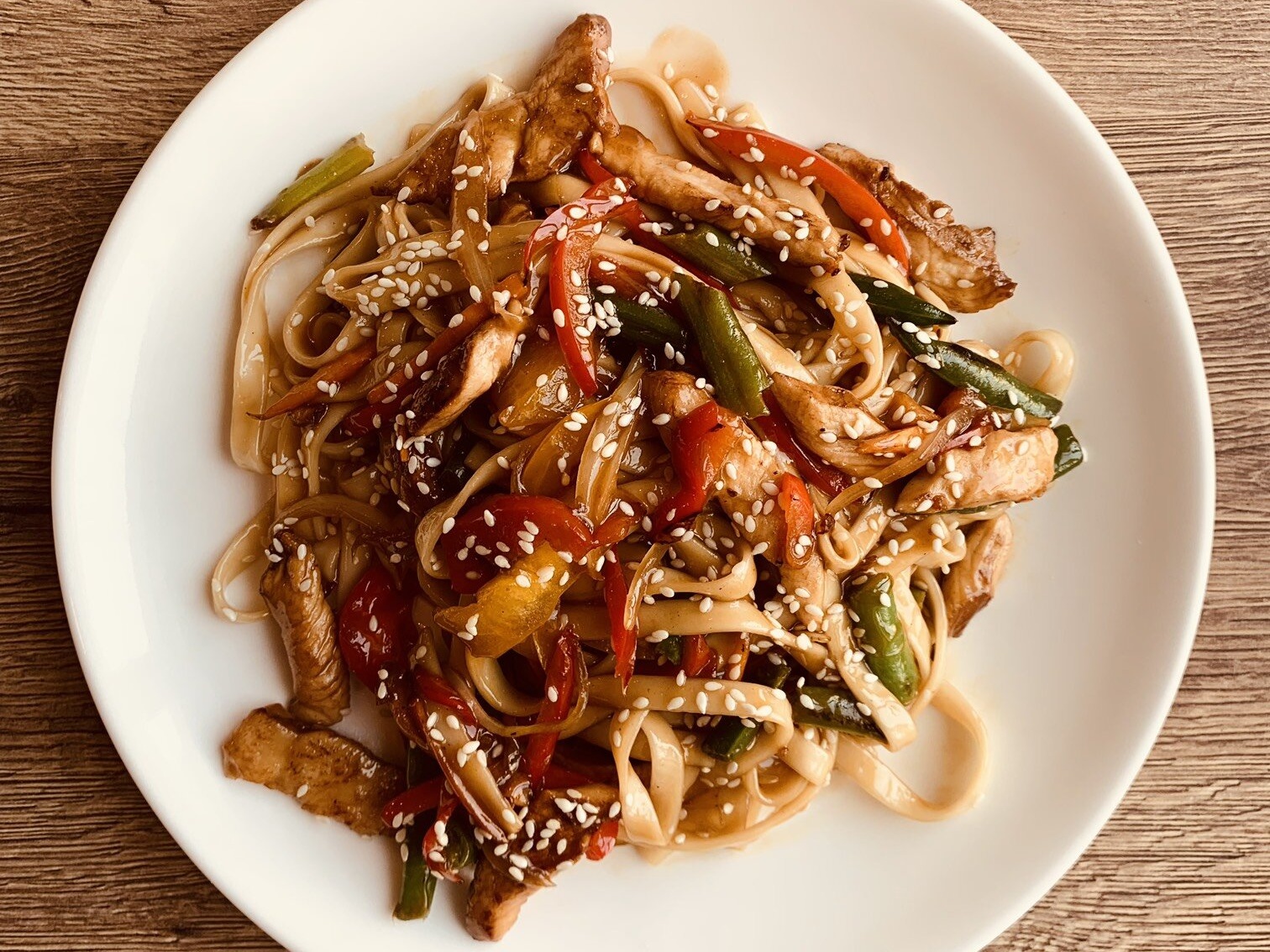 Удон со свининой и овощами в соусе терияки