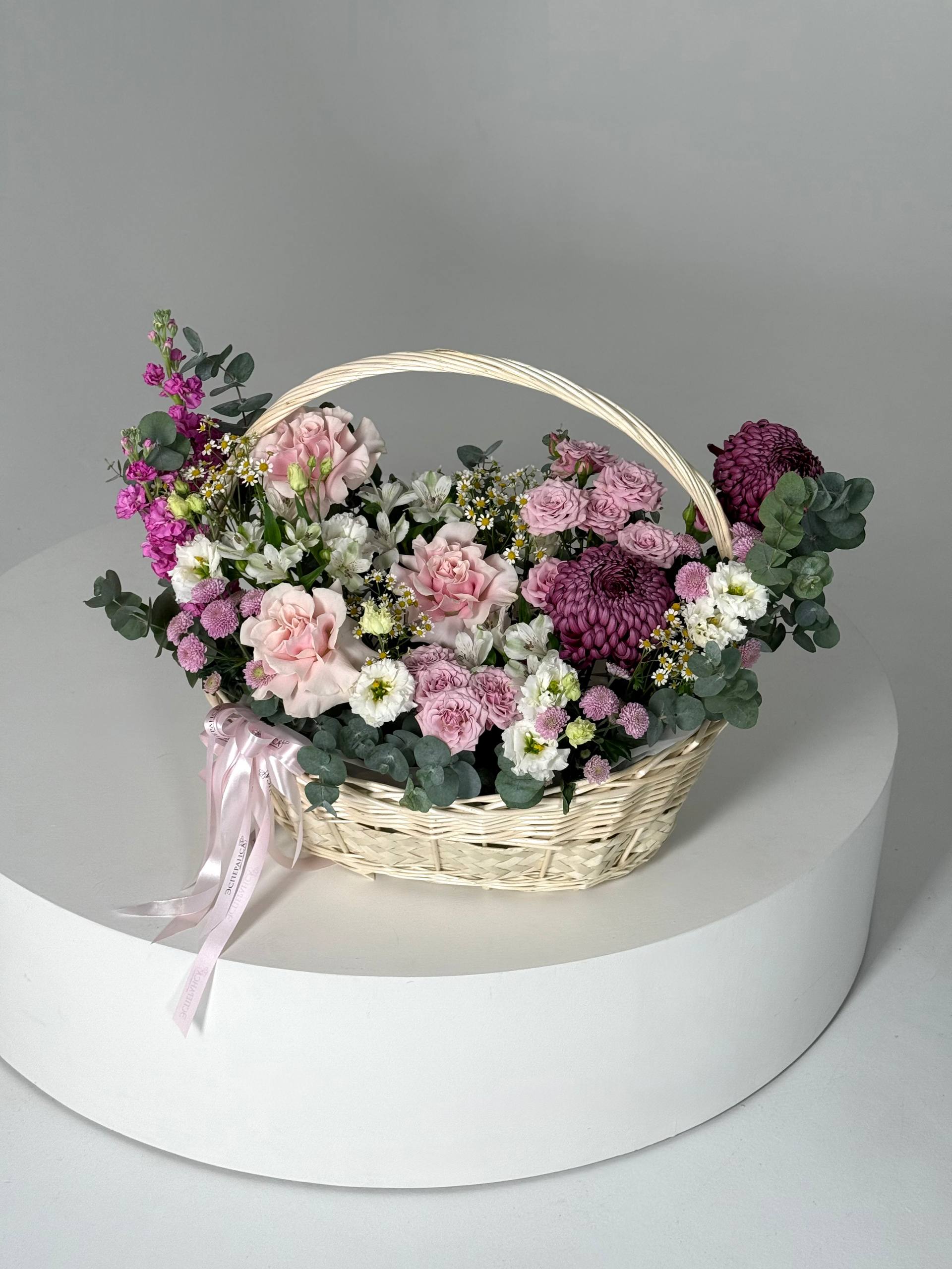 Авторская корзина с сортовой хризантемой Бигуди «Дорогой маме»