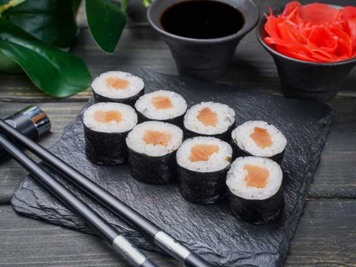 Ролл с лососем