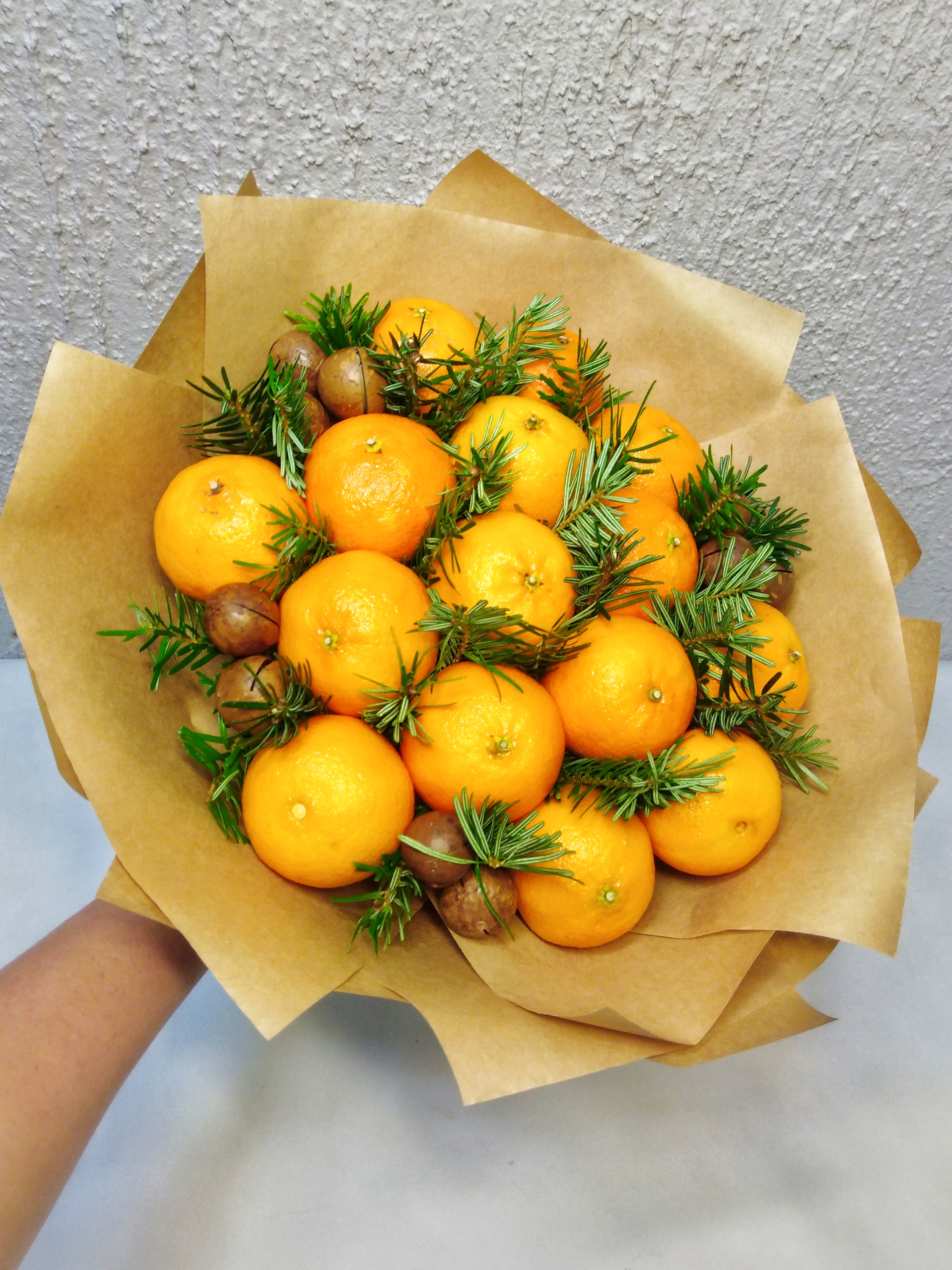 Мандариновый букет с орешками на новый год