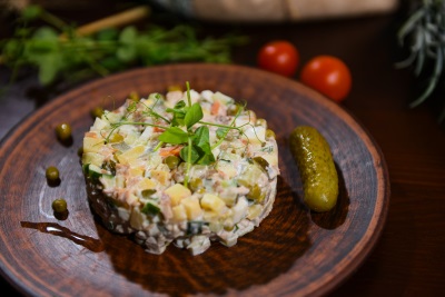 Оливье с нежной говядиной и икрой