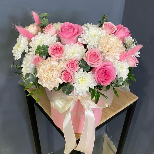 Композиция из роз, кустовых роз и диантусов