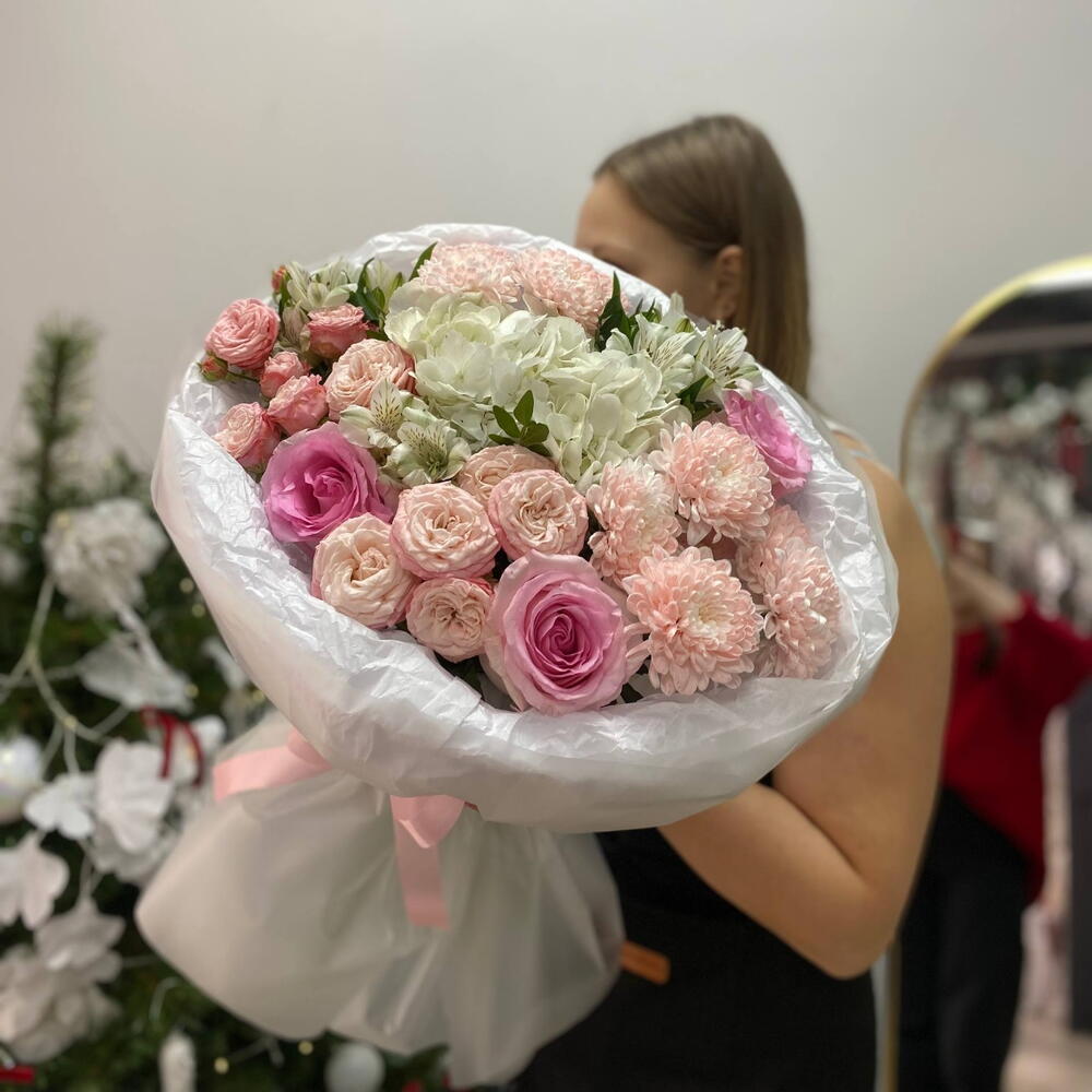 Нежные чувства(кустовые розы, гортензия