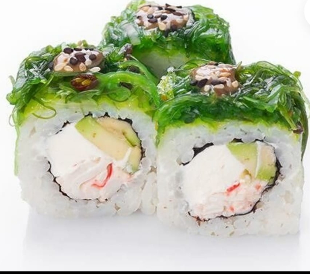 Чука с крабом и ореховый соусом